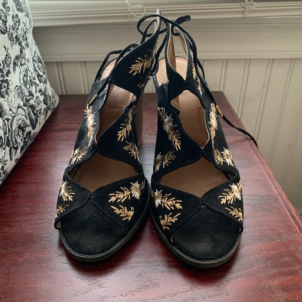 Qupid Daisy Embroidered Black Cutout Heels Size 10